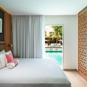 One Bedroom Suite Swim Up